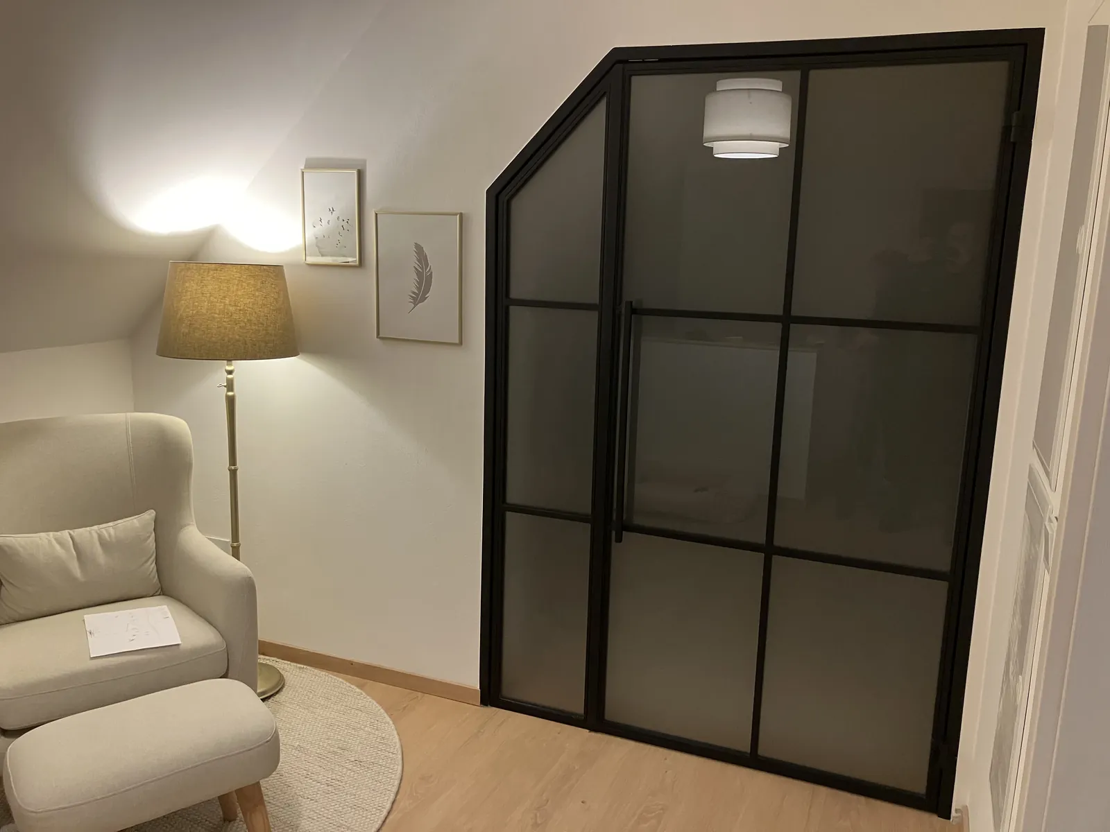 Lofttür mit Schrägschnitt und Milchglas im Lesezimmer