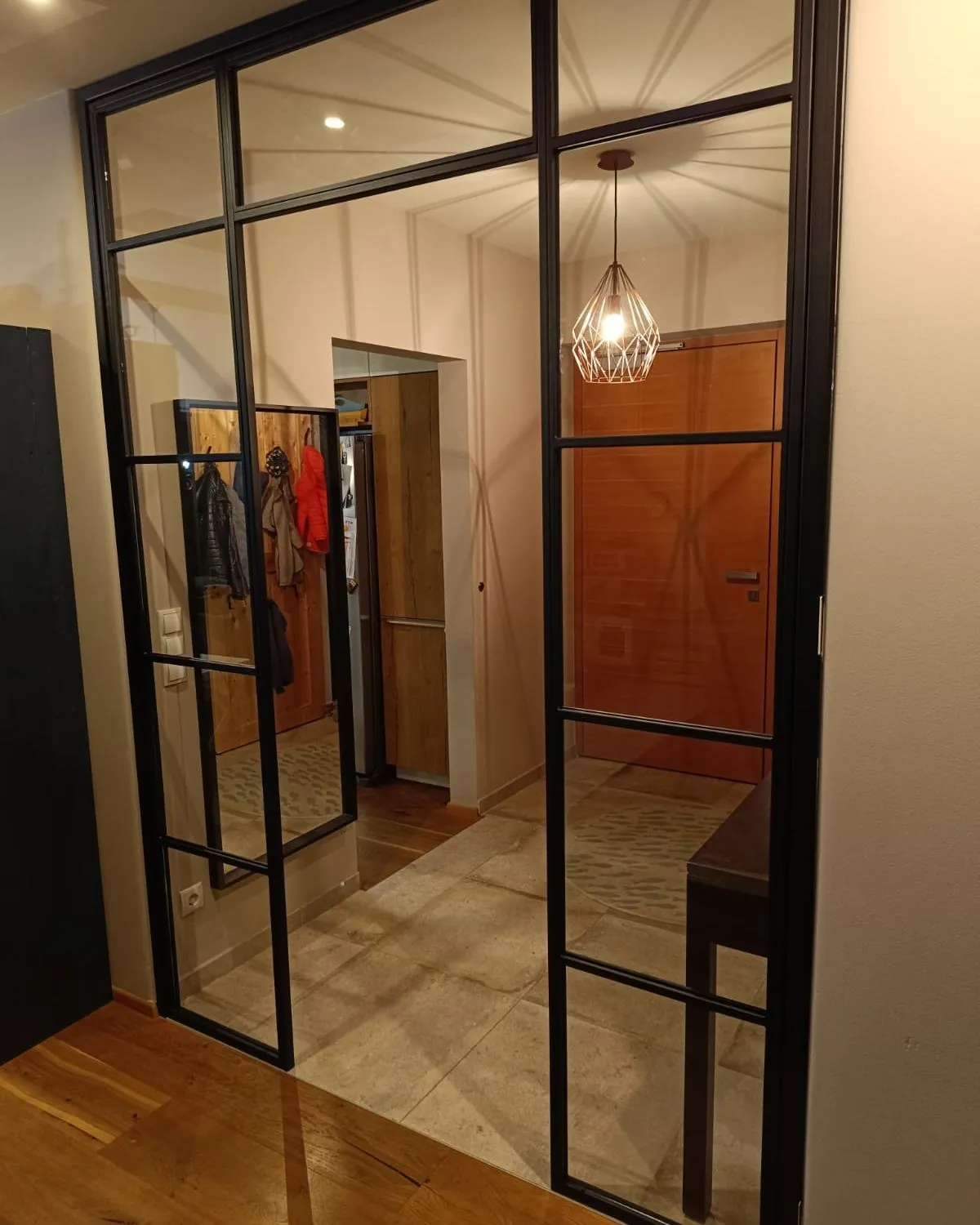 Lofttür mit Sprossen im Wohnungseingang